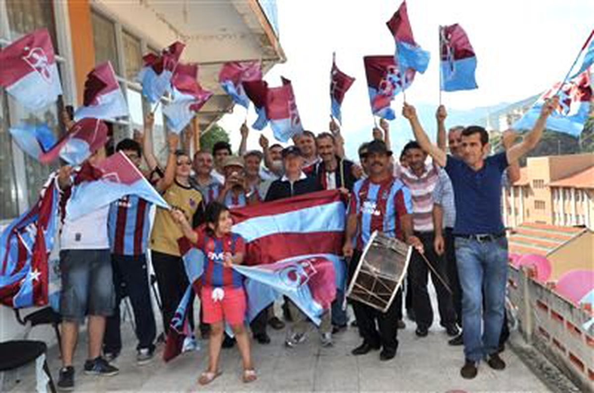 Trabzonsporlular\'dan Davul-Zurnalı Kutlama