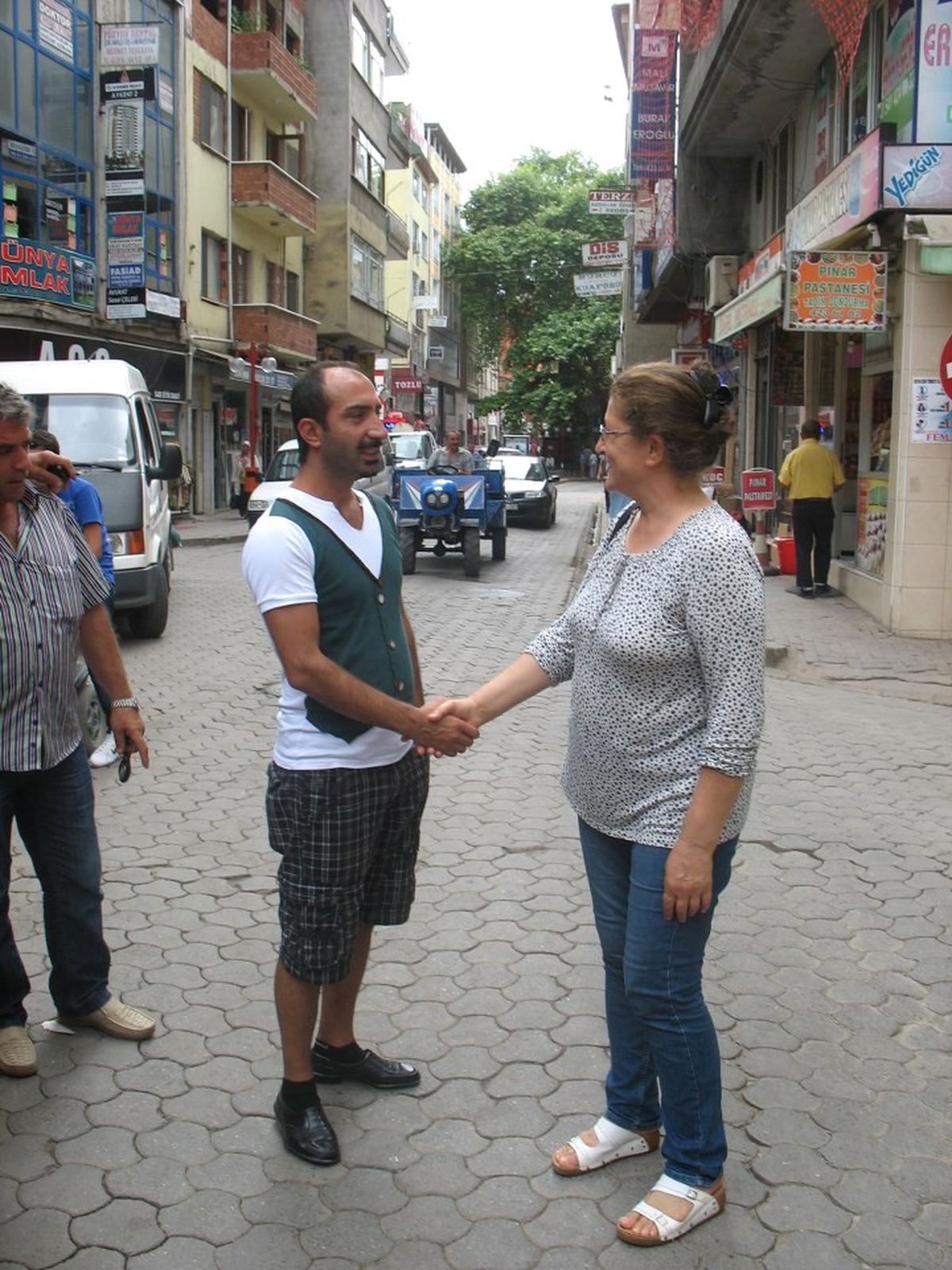 Ünlü Tiyatrocudan Kara Lastikli Yeni Moda