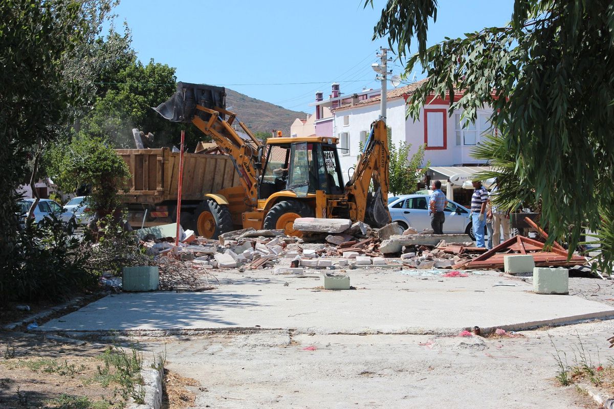Urla Belediyesi İskele Meydanı\'ndaki Kira Sözleşmeleri Biten Büfeleri Yıktı