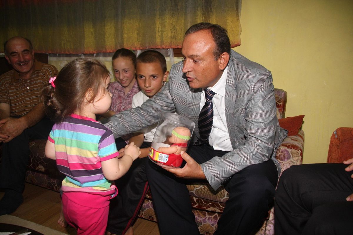 Vali Kızılcık, Yer Sofrasında İftar Açtı