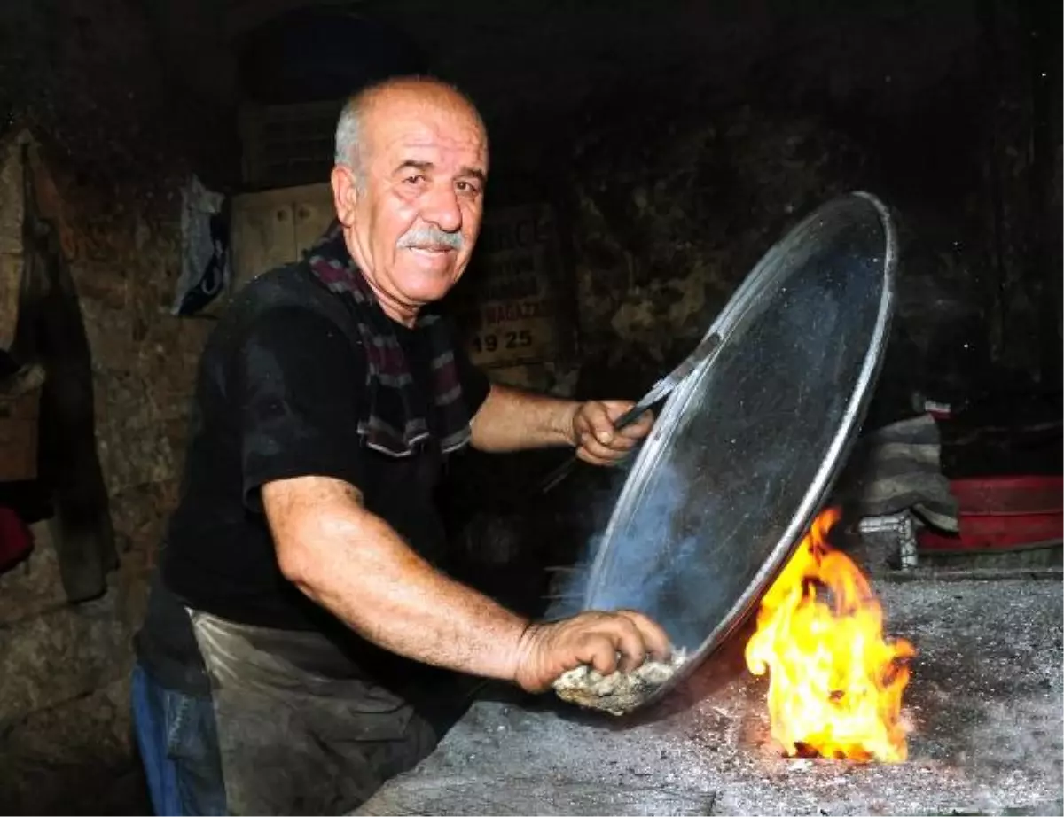 232 Derecelik Ocağın Önünde Kalaycılık Yapıyor