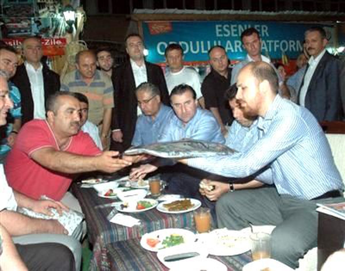 Başbakan Erdoğan\'ın Oğlu Bilal Erdoğan Yöresel Yemekler Yedi