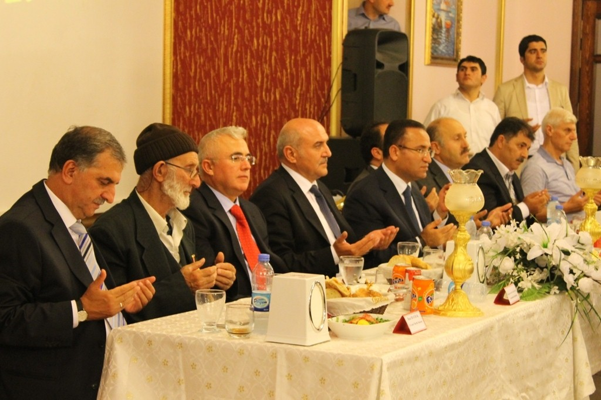 Başbakan Yardımcısı Bozdağ, Şehit ve Gazi Aileleri ve Yakınlarına Verilen İftar Yemeğine Katıldı