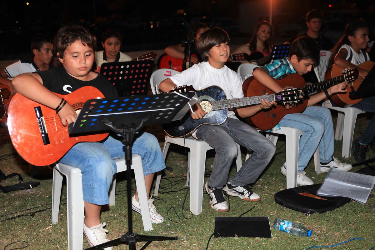 Bayraklı\'da Kursiyerlerin Gitar Konseri
