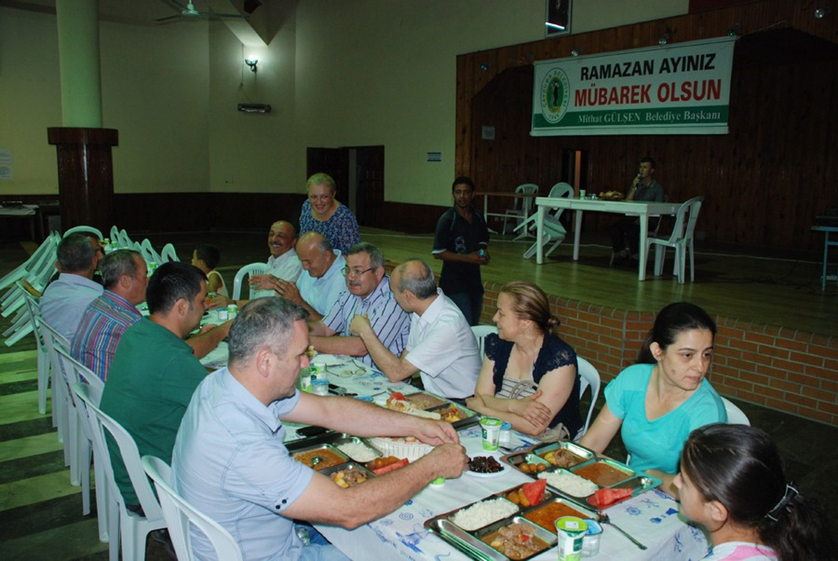 Belediye Meclis Üyelerinden Vatandaşlara İftar Yemeği