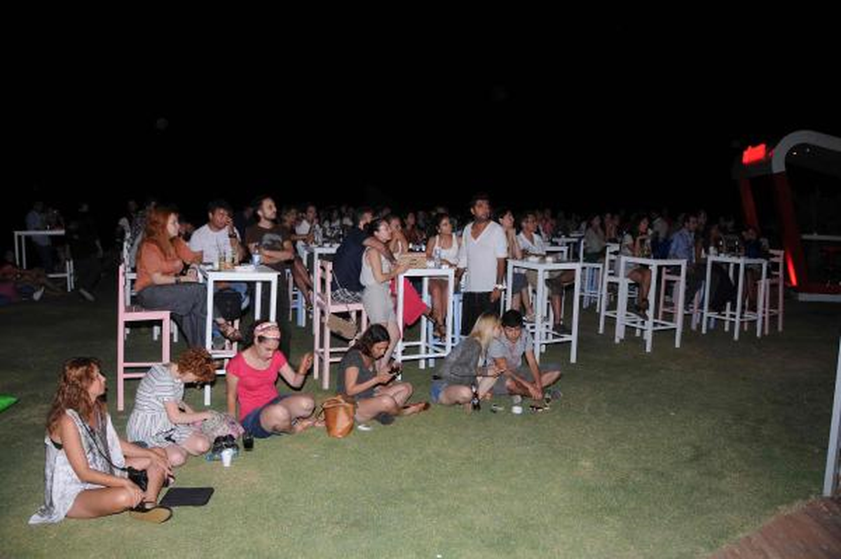 Bülent Ortaçgil Çeşme\'de Hayranlarına Söyledi