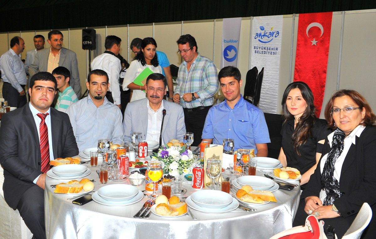 Gökçek\'ten, Twıtter\'daki Takipçilerine İftar Yemeği