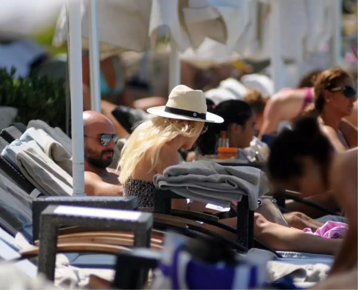 İşadamı Suyabatmaz, Sevgilisi ile Çeşme Tatilinde