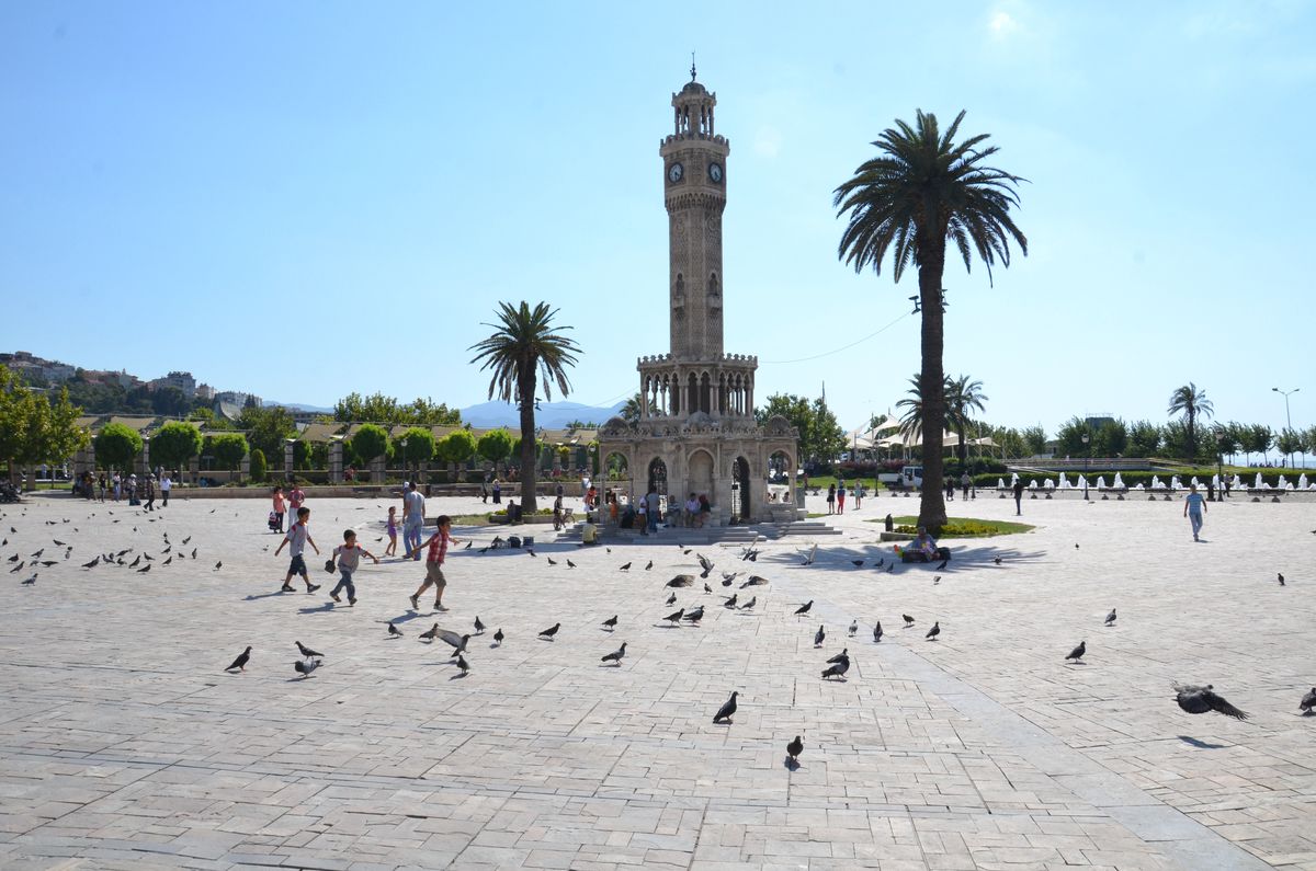 İzmir\'de Sokaklar Boşaldı