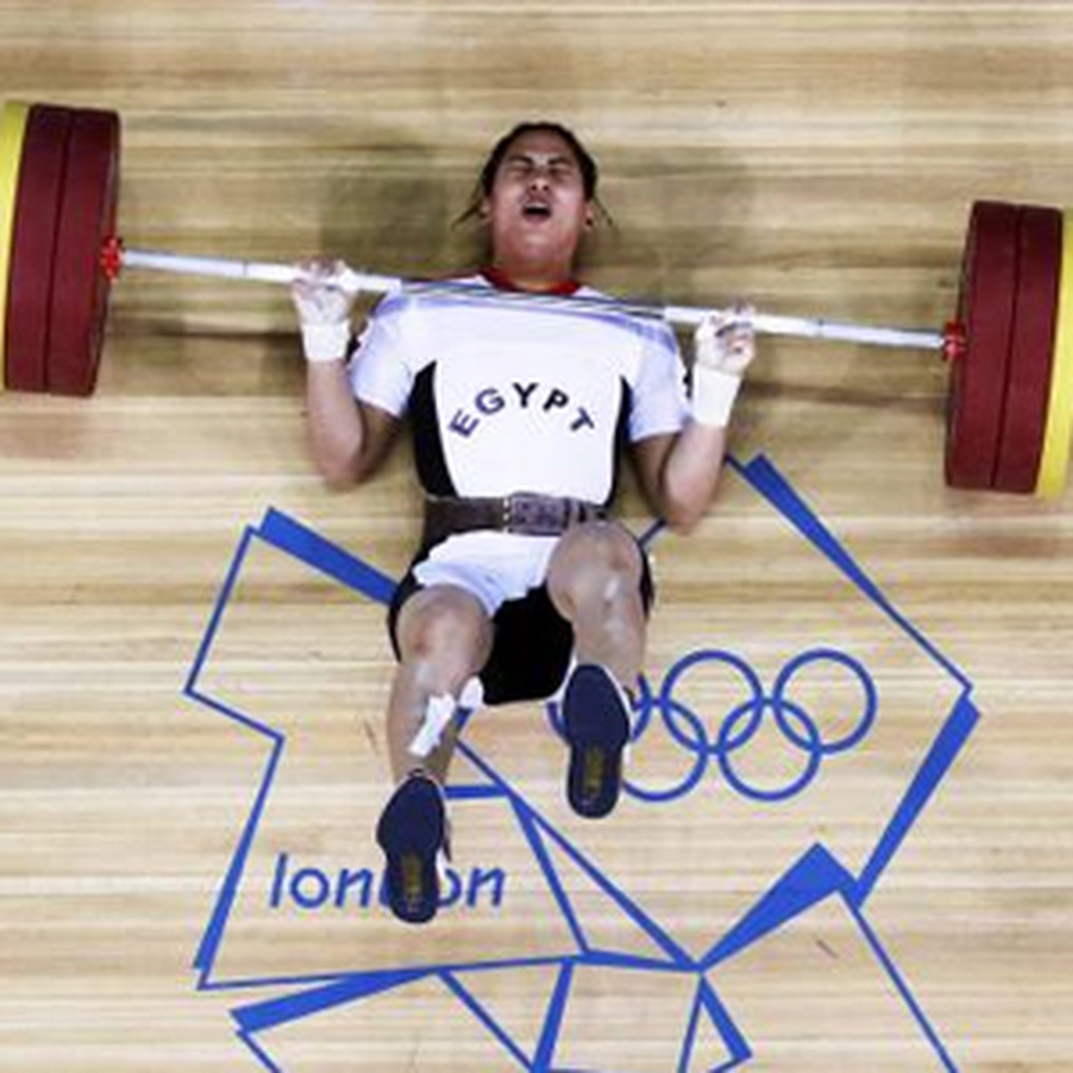 Kadın halterciye, 151 kg ağır geldi

