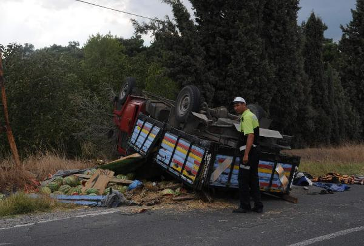 Babasının Karpuzlarını Yola Saçtı