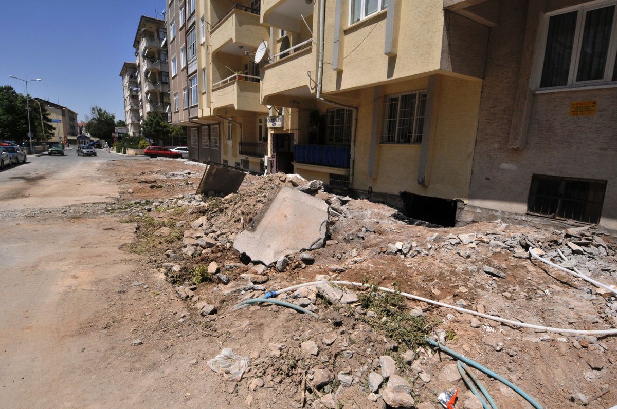 Kırşehir Eski Valiliğin Arka Yolunda Trafik Rahatlıyor