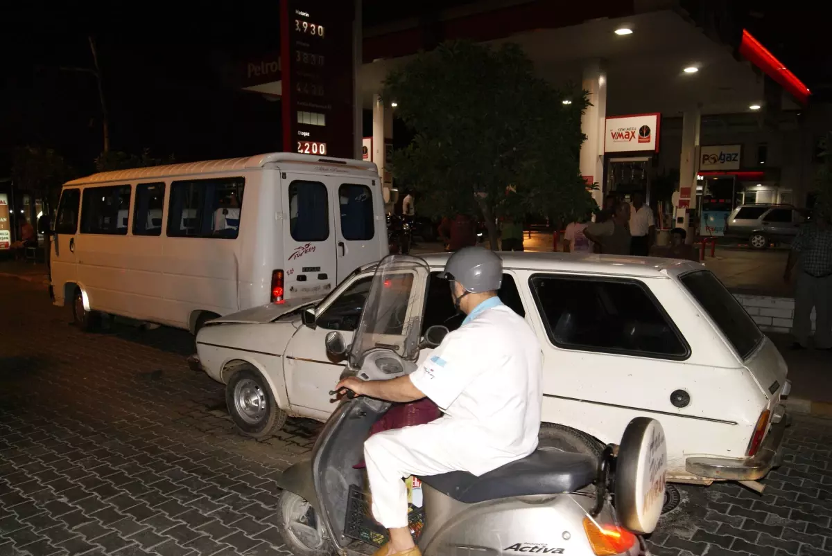 Otomobil Yolcu Minibüsüne Arkadan Çarptı 3 Yaralı