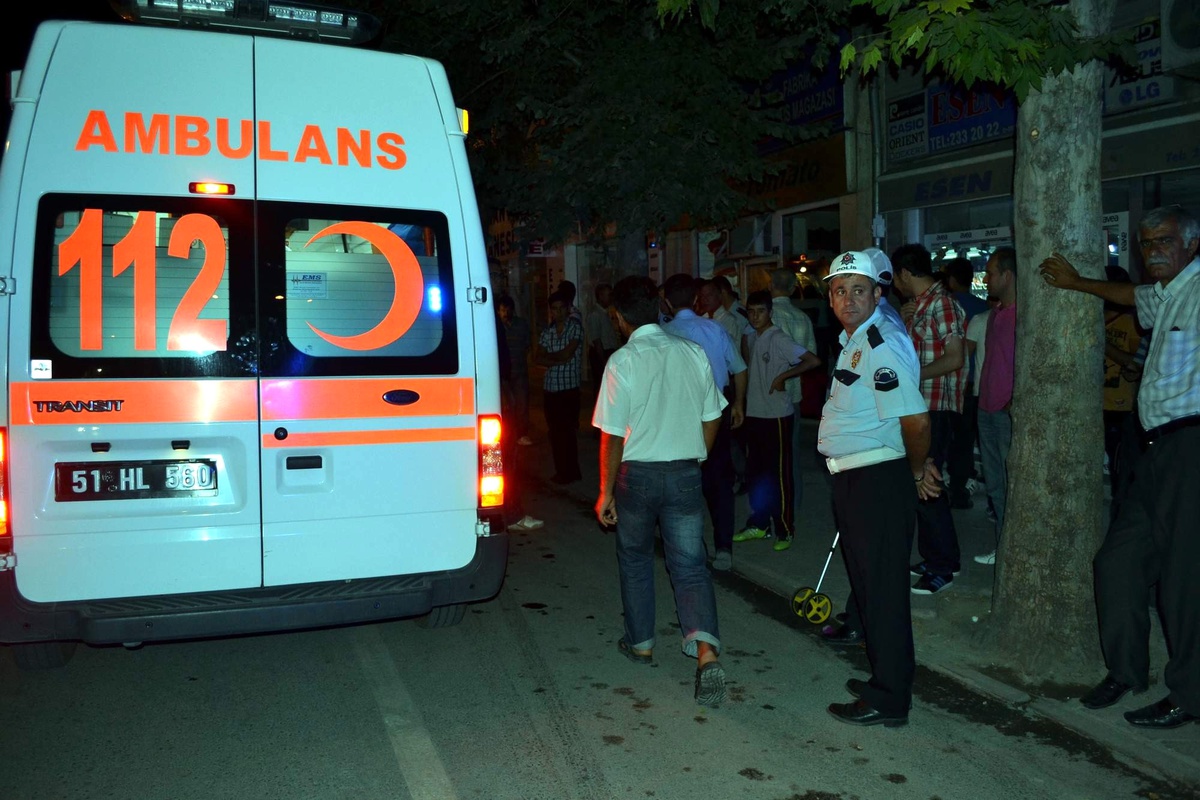 Otomobilin Çarptığı Genç Ağır Yaralandı