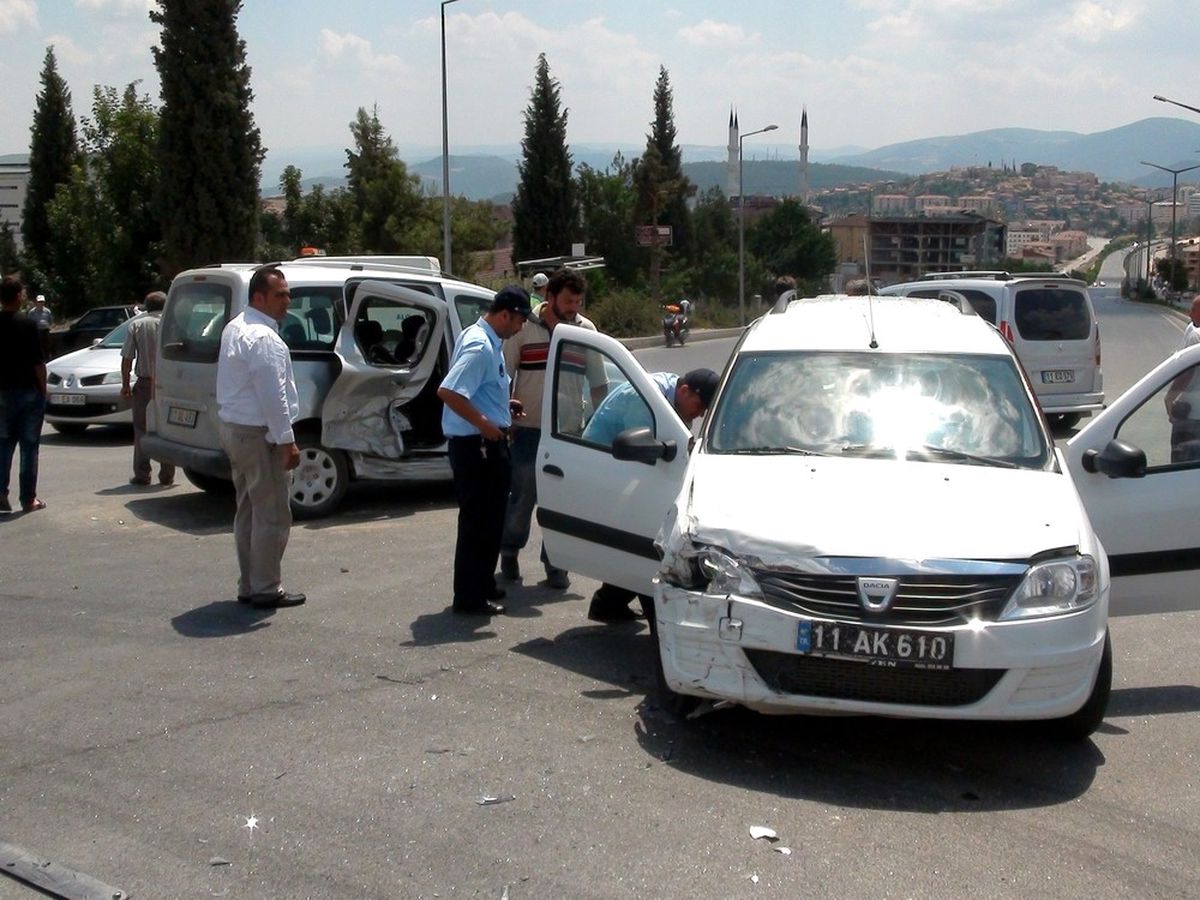 Otomobiller Çarpıştı: 2 Yaralı