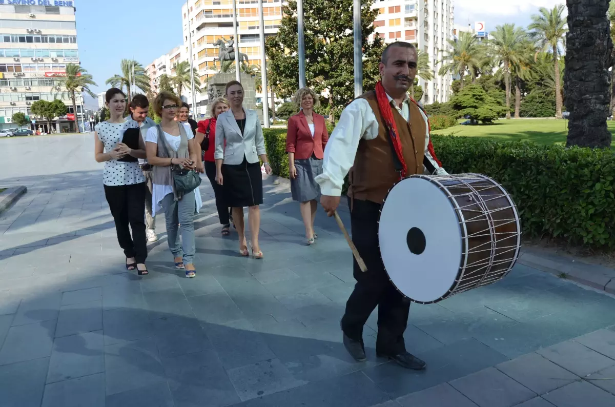 (Özel Haber) Ramazan Davulcuları Sahura Kalkanları Güldürürken Düşündürecek