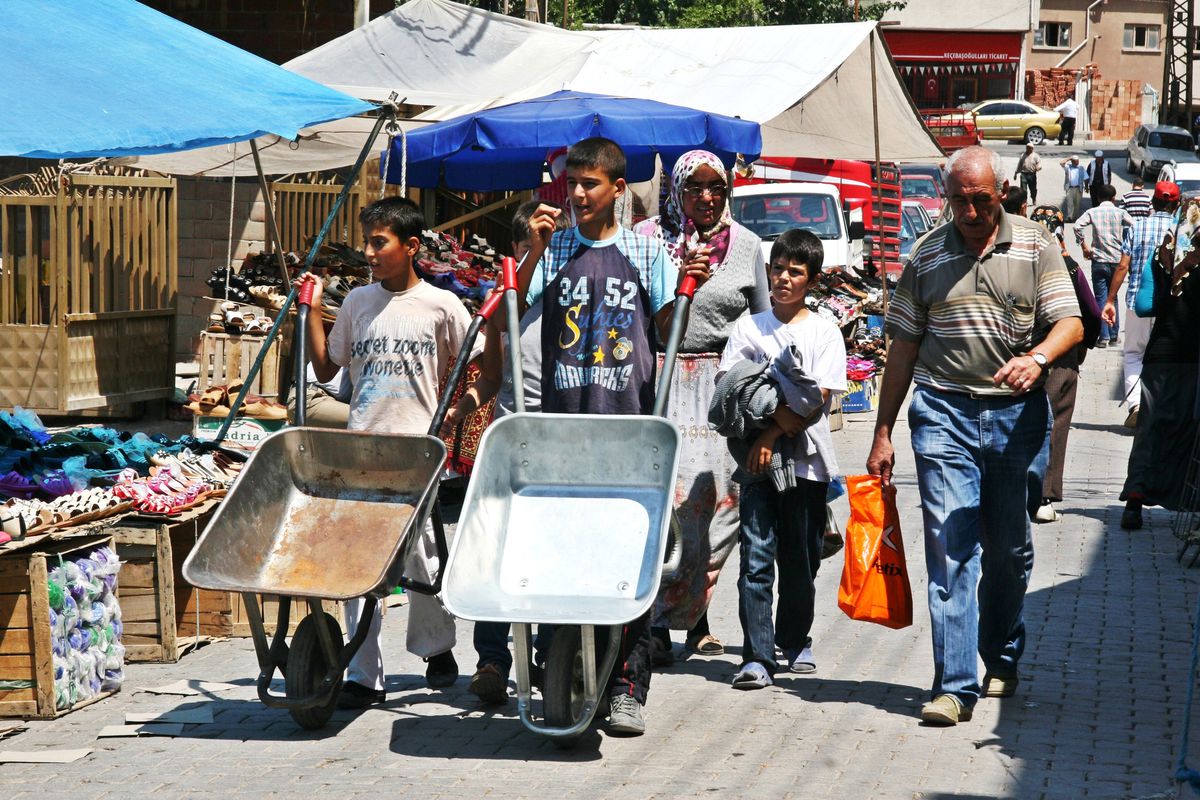 Pazarda El Arabası ile Okul Harçlıklarını Biriktiriyorlar