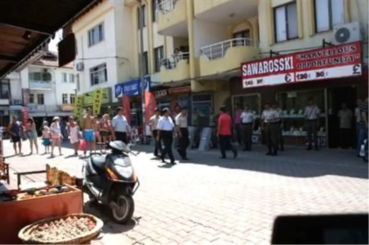 Polis Eşliğinde Restorana Döndüler