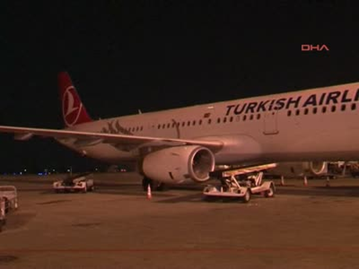 Slide\'ı Patlayan THY Uçağı Rötar Yaptı Taşkent Seferini Yapmaya Hazırlanan THY Ait Yolcu Uçağının...