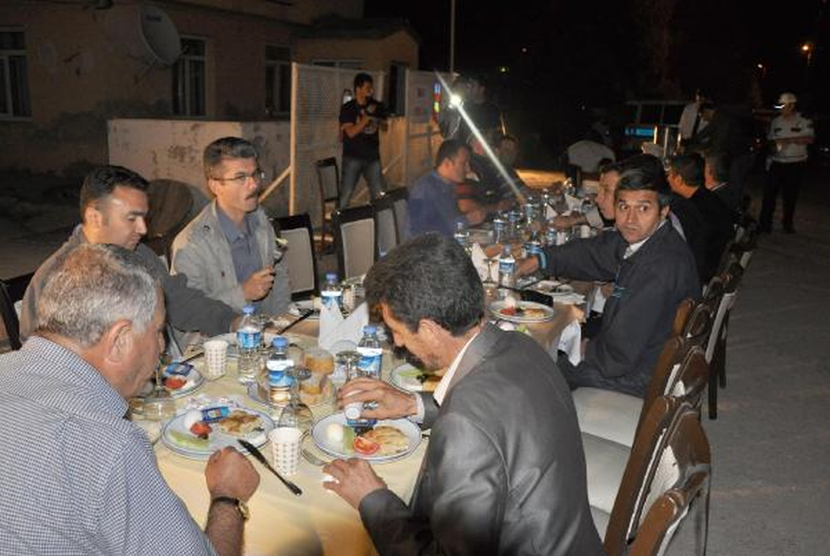 Trafik Polisleri Sürücülere Sahur Yemeği Verdi
