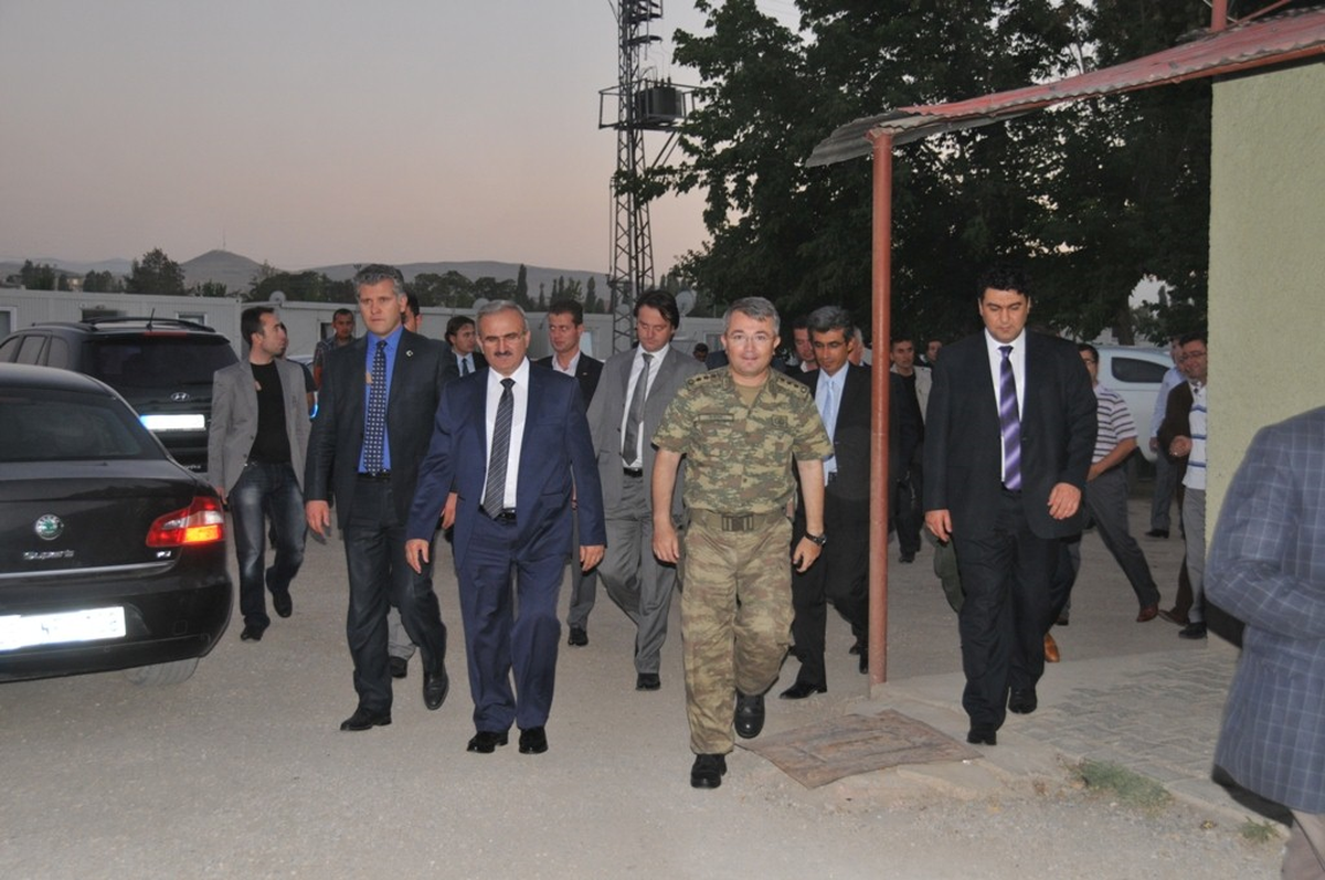 Vali Karaloğlu Orucunu Askerle Birlikte Açtı