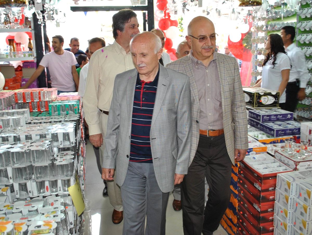 Vekiller Ucuzluk Pazarının Açılışını Yaptı