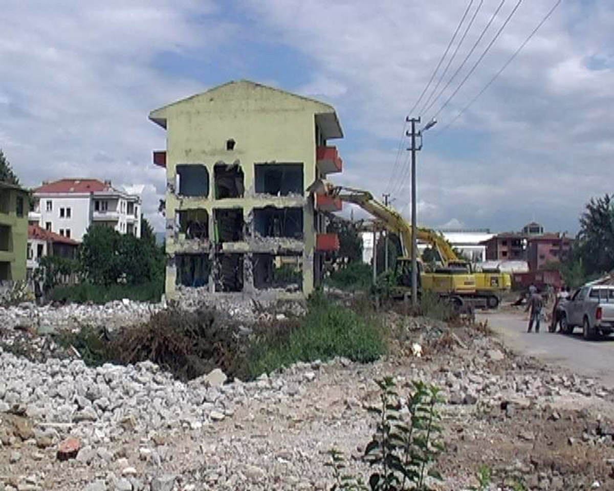 Yıkılan Bina Depremi Hatırlattı