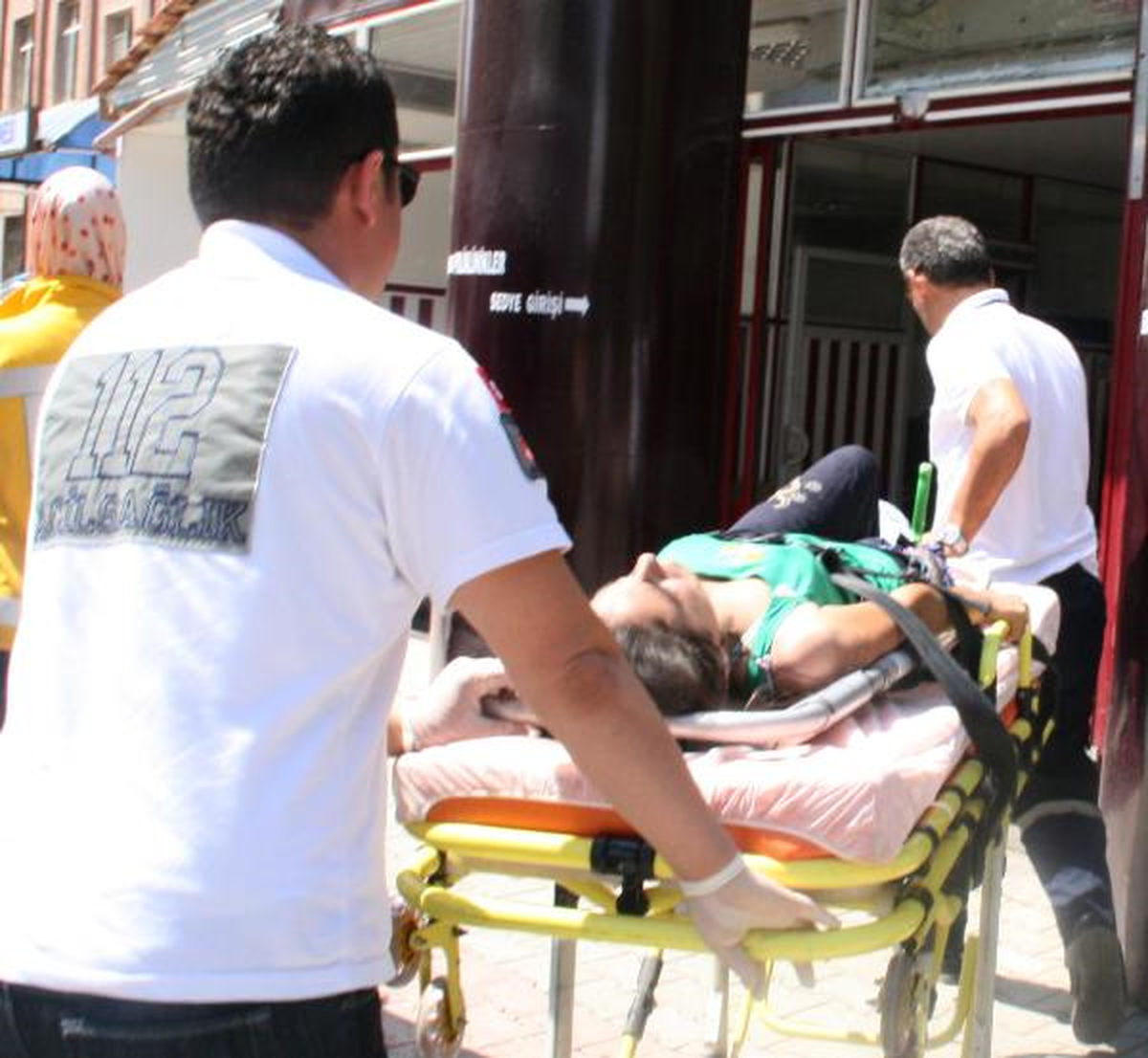17 Yaşındaki Kız, Bacağına Saplanan Bıçakla Hastaneye Kaldırıldı