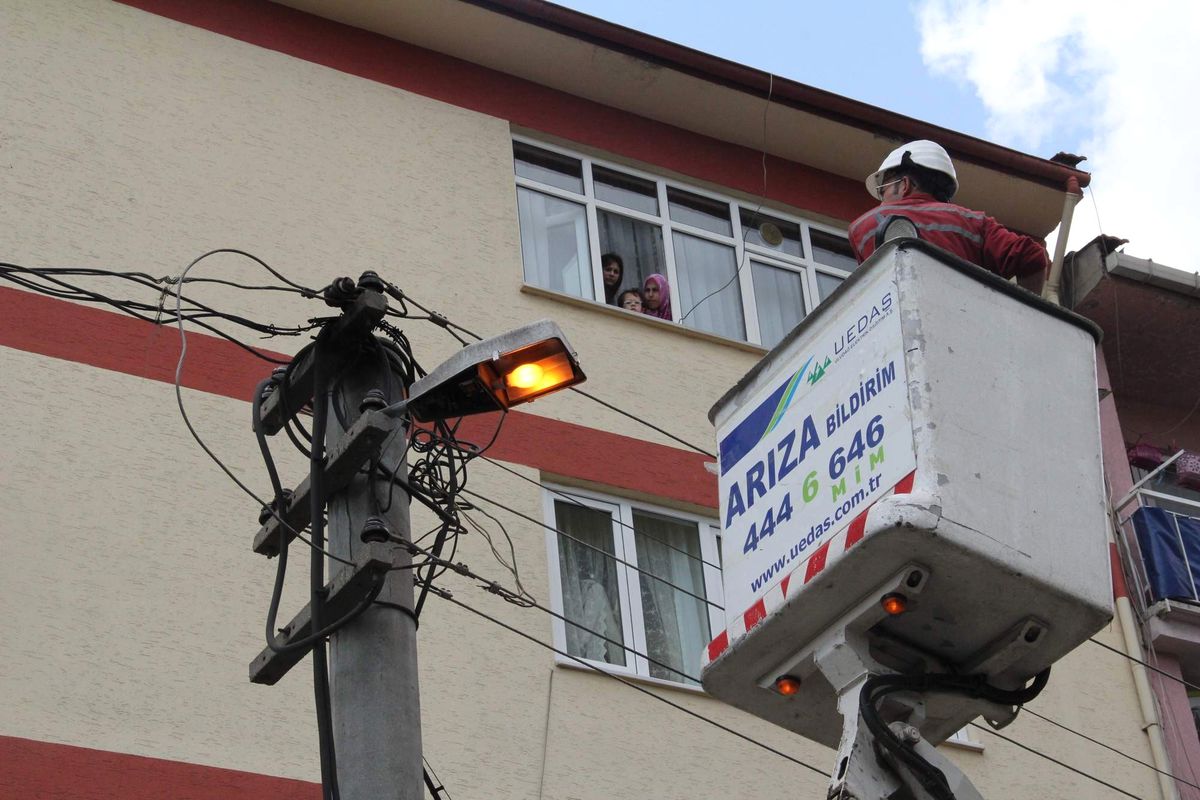 Alev Alan Elektrik Kabloları Vatandaşları Korkuttu