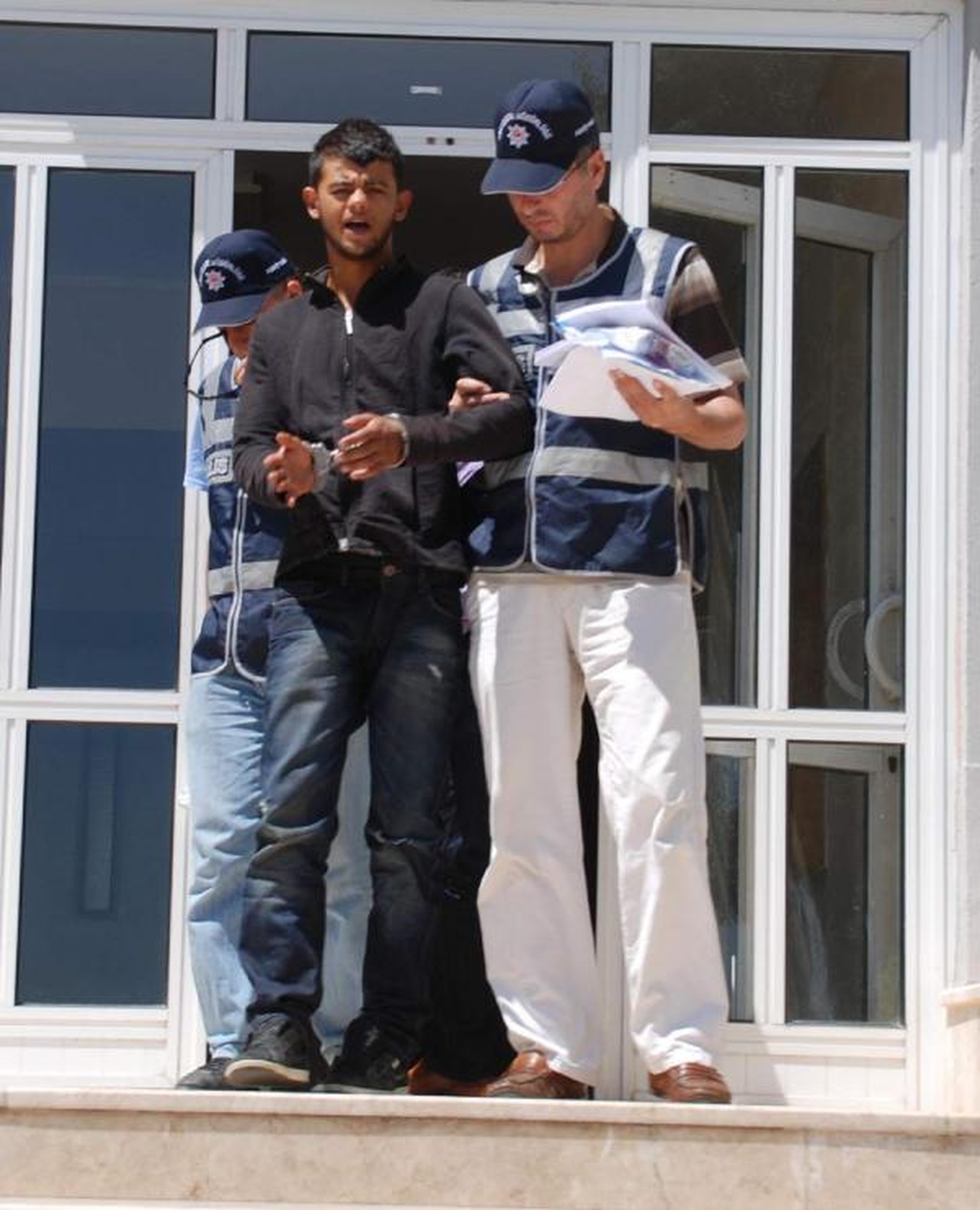 Balkon Altına Saklanan Şüpheli Kaçamadı