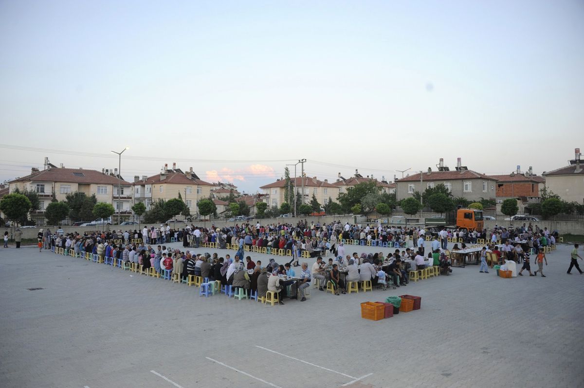 Belediye\'nin İftar Sofrası Beyazkent Mahallesi\'nde Kuruldu