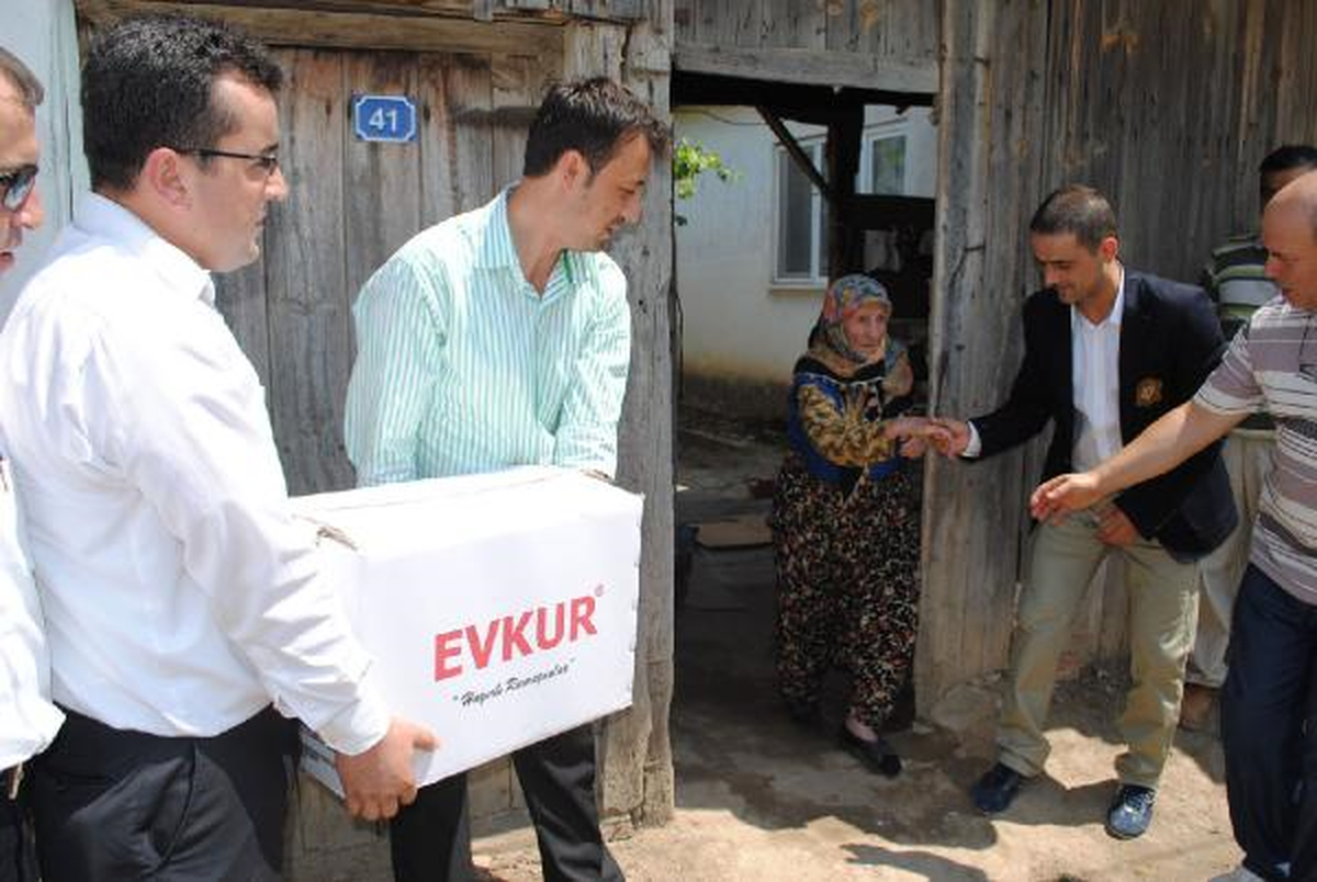 Bir Yüz Güldürmek İçin Yola Çıktılar, Yüzlerce Kişiyi Sevindirdiler