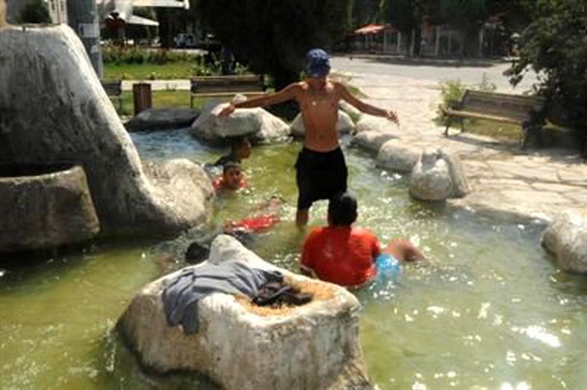 Çocuklar Süs Havuzunda Serinledi