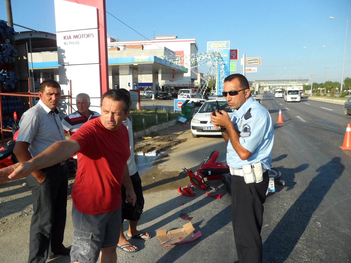 Edremit\'te Otomobille Motosiklet Çarpıştı: 1 Yaralı