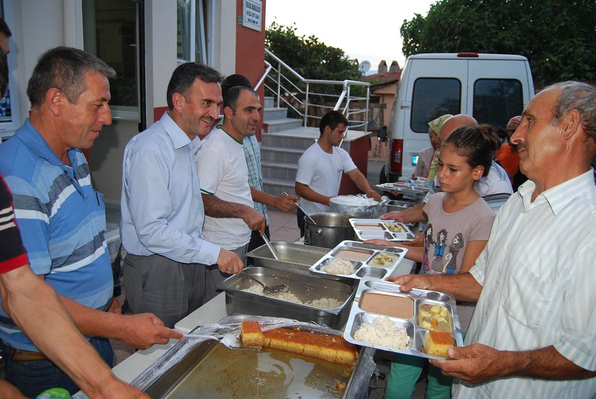 Gemlik\'te Sokak İftarı Coşkusu