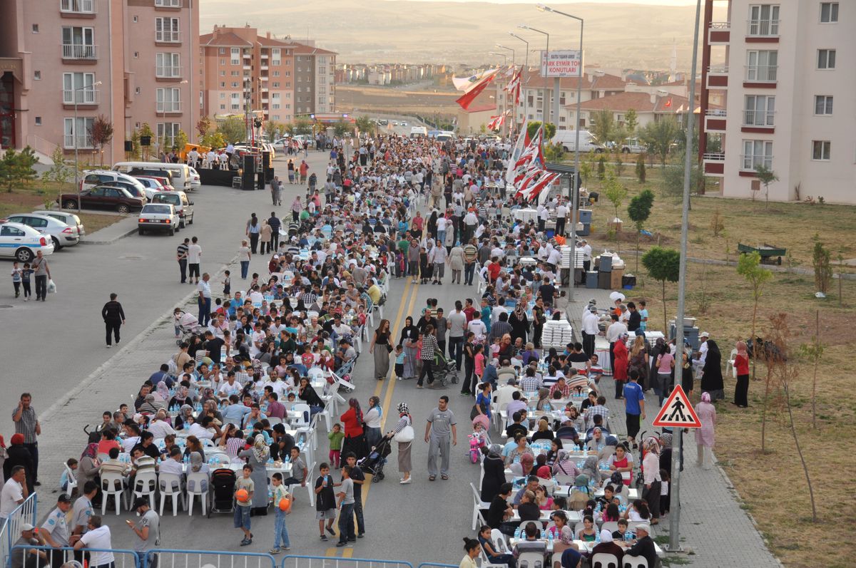 Gölbaşı Belediyesi, TOKİ Konutlarında 5 Bin Vatandaşa İftar Yemeği Verdi