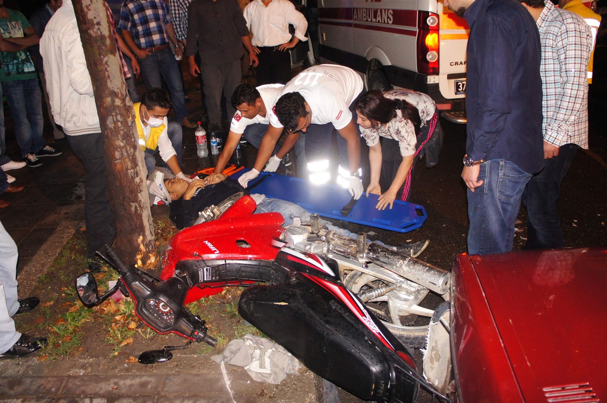İki Aracın Arasında Kalan Motosiklet Sürücüsü Yaralandı