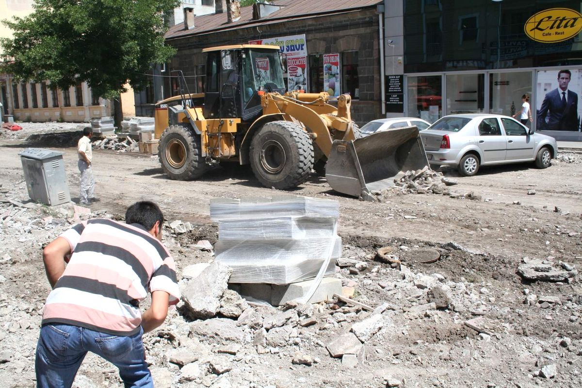 Kars Belediyesi\'nin Yol ve Kaldırım Çalışmaları Devam Ediyor