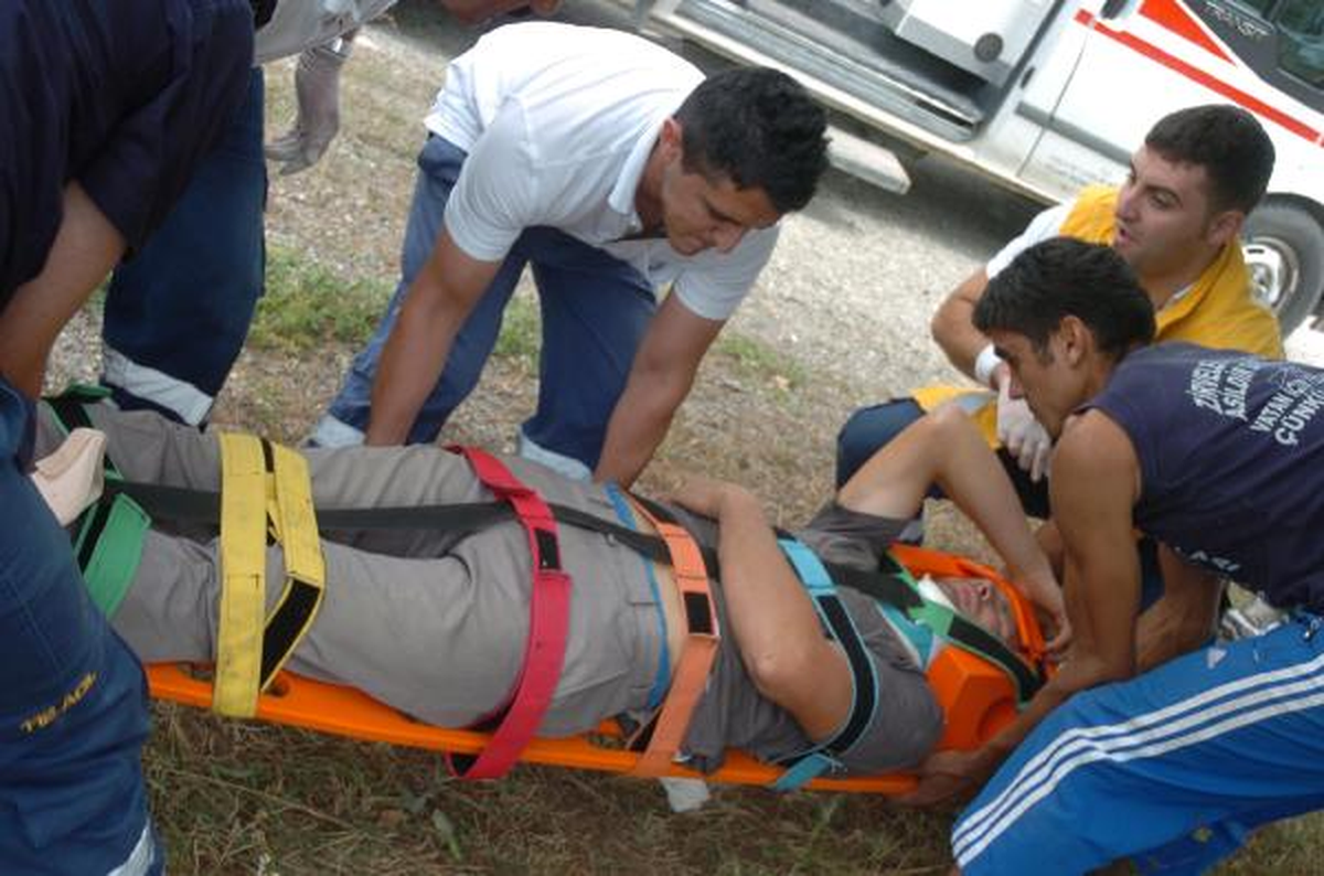 Lastiği Patlayan Minibüs Takla Attı 3 Yaralı