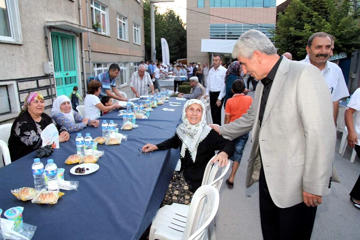 Odunpazarı Belediyesi Yenidoğan Mahallesi\'nde Sokak İftarı Düzenledi