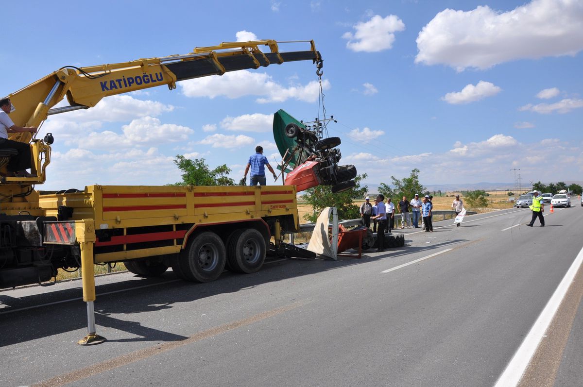 Otobüs Traktöre Çarpıp Karşı Yola Geçti