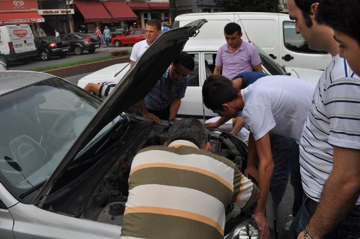 Otomobilin Motor Bölümünde Sıkışan Kedi Kurtarıldı