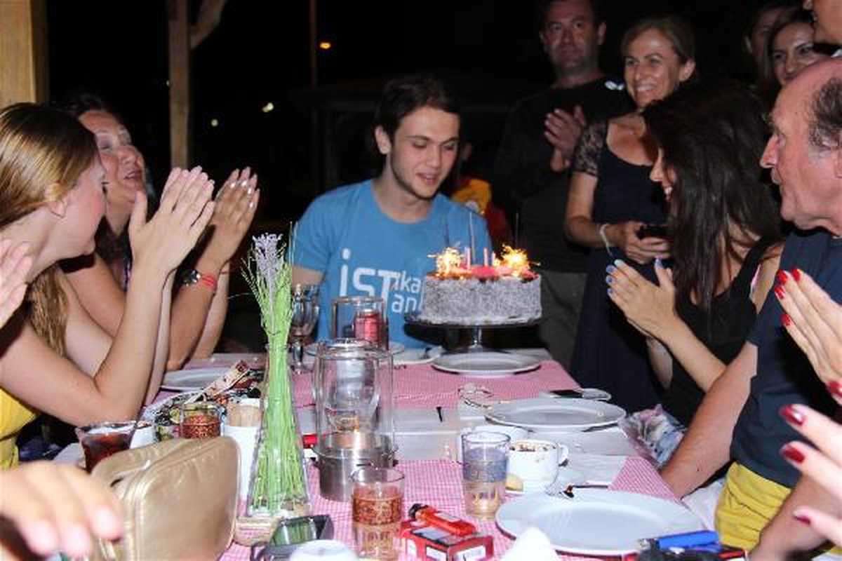 "Öyle Bir Geçer Zaman Ki\'nin Mete\'sine Marmara Adası\'nda Sürpriz Doğum Günü