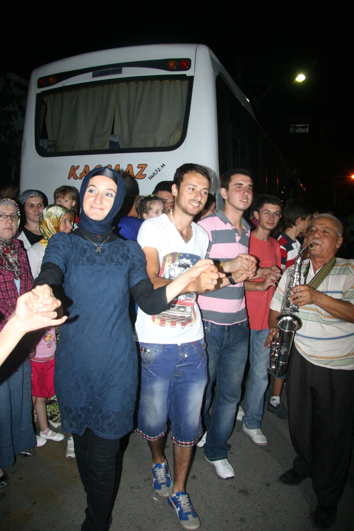 Sahura Orkestra Eşliğinde Kalkıyorlar