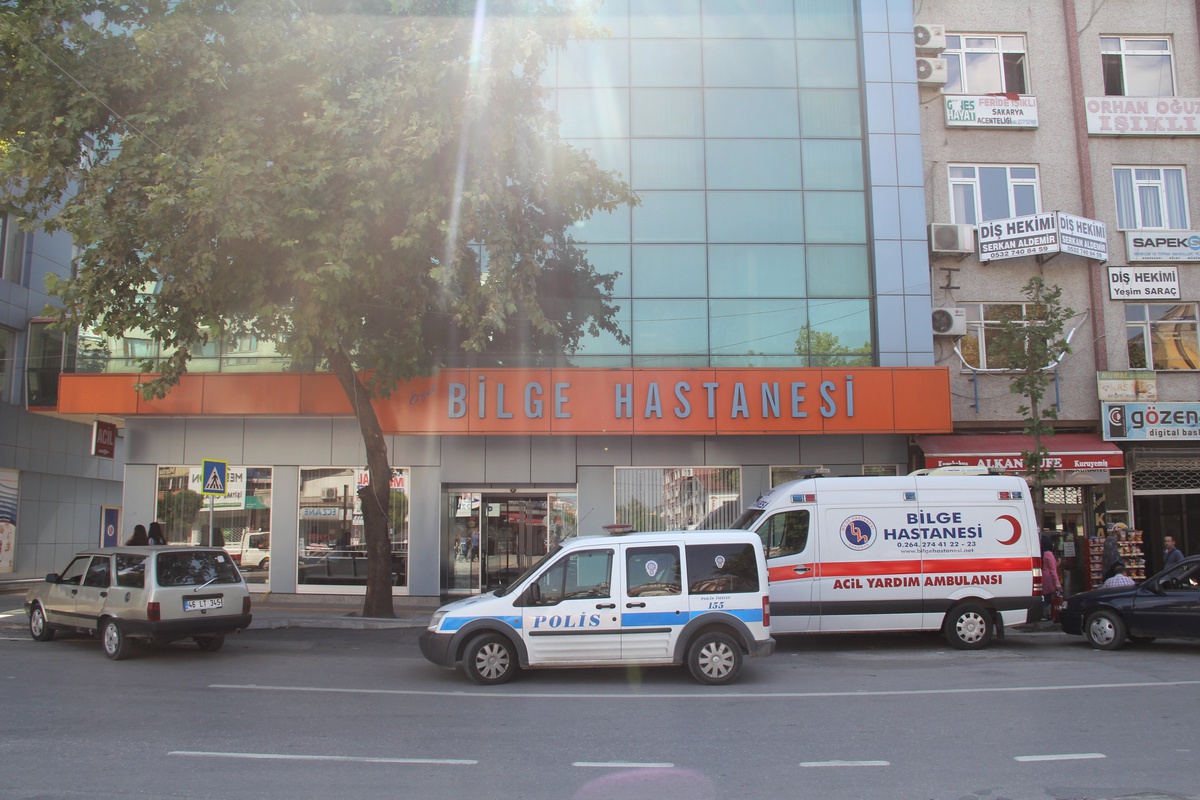 Sakarya\'da Kavgayı Ayırmaya Çalışan Polis Vuruldu