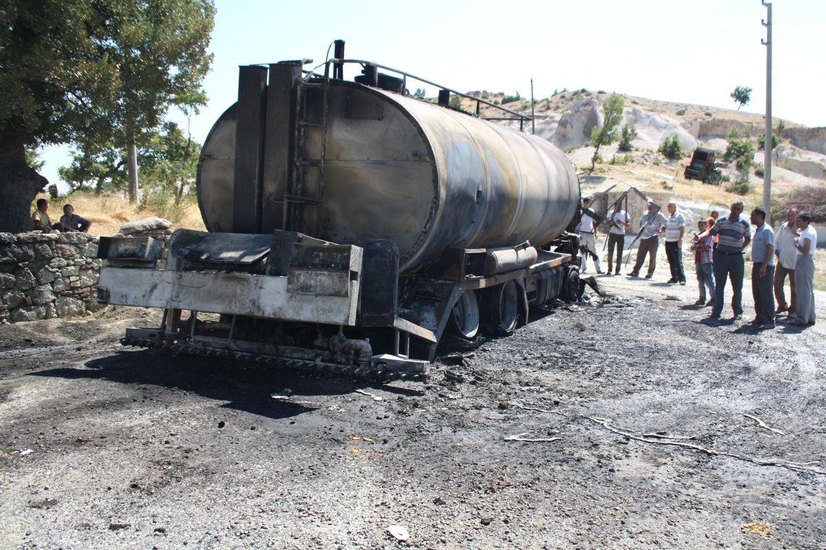 Selendi\'de Zift Yüklü Tanker Yandı
