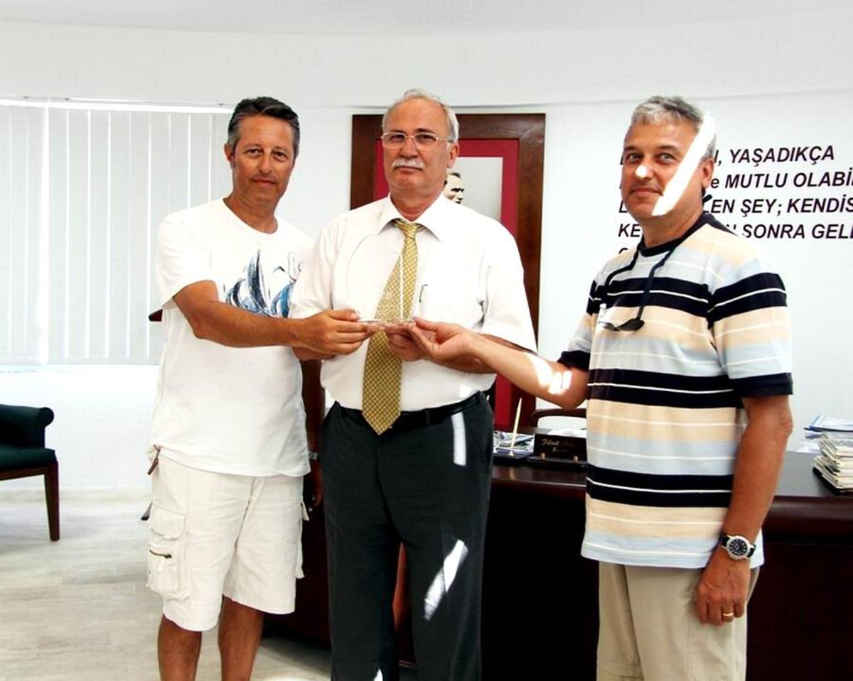Sörfçülerden Akova\'ya Teşekkür Plaketi