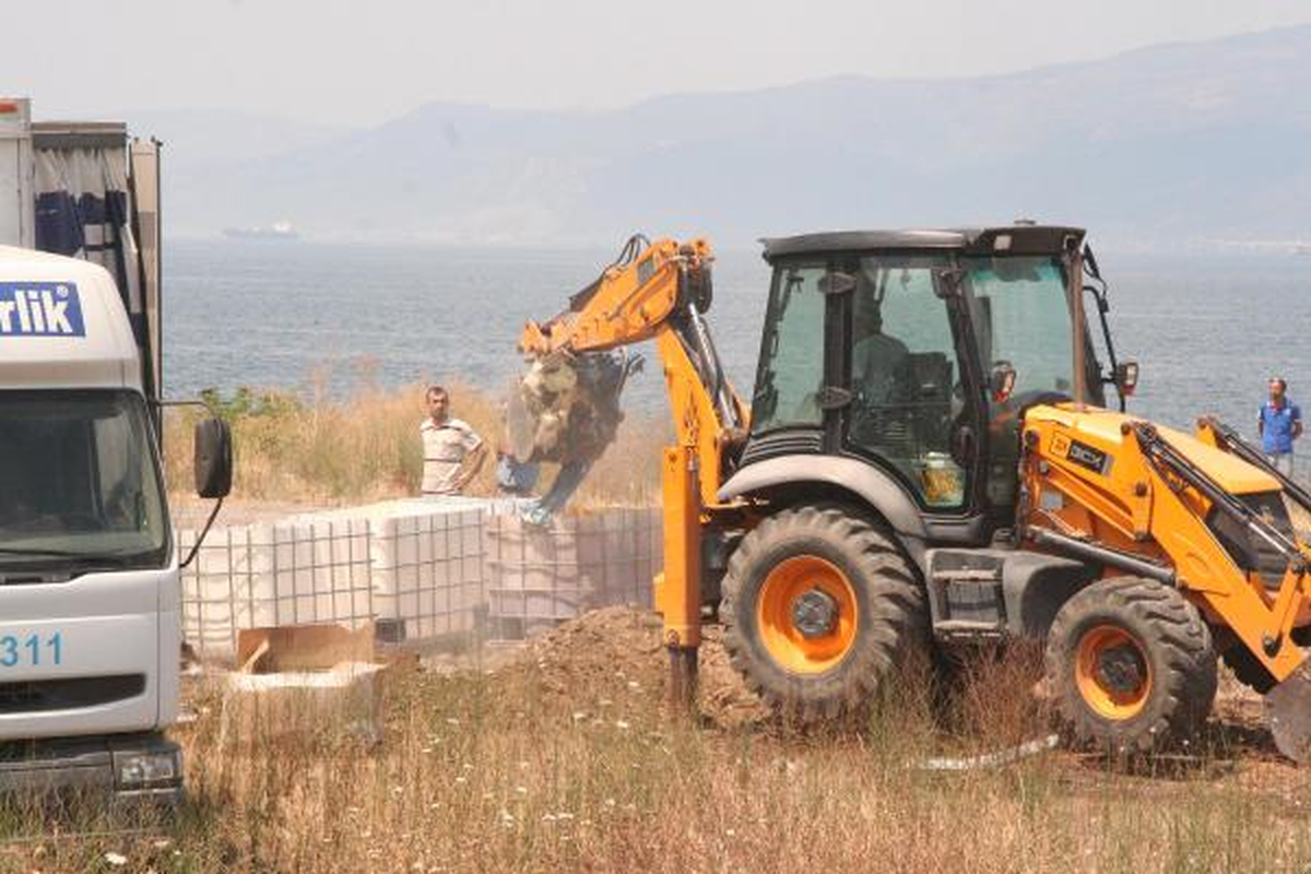 Tır\'da Taşınan Kimyasal Madde Reaksiyona Girdi, Facianın Eşiğinden Dönüldü-2