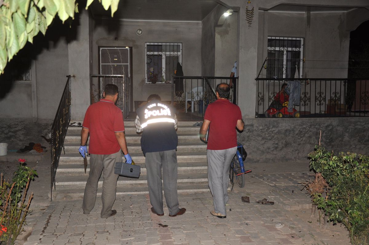 Tüfeği Almak İsterken Elinden Vuruldu