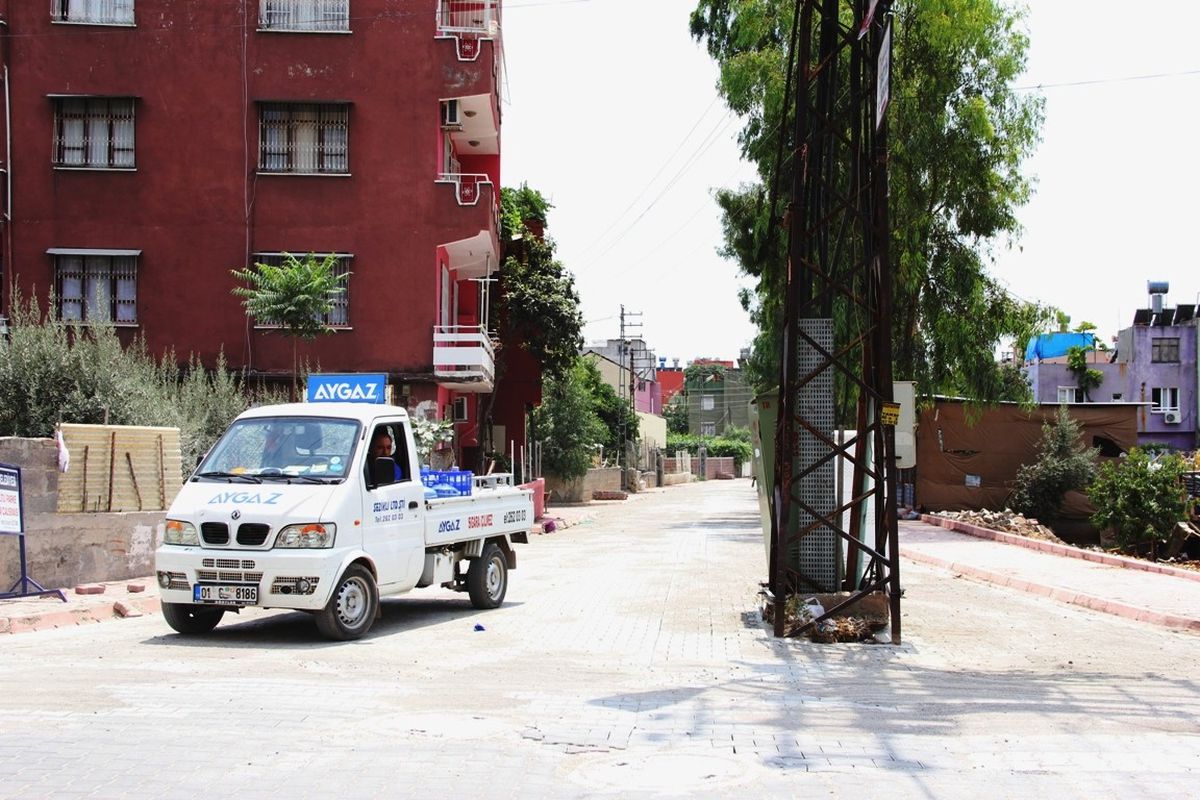 Yol Ortasında Elektrik Trafosu